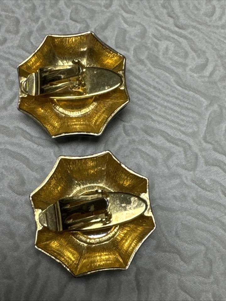 Vintage Swarovski Swan Signed BlackGold Enamel Clear Crystal Center Clip Earring - Image 3 of 4