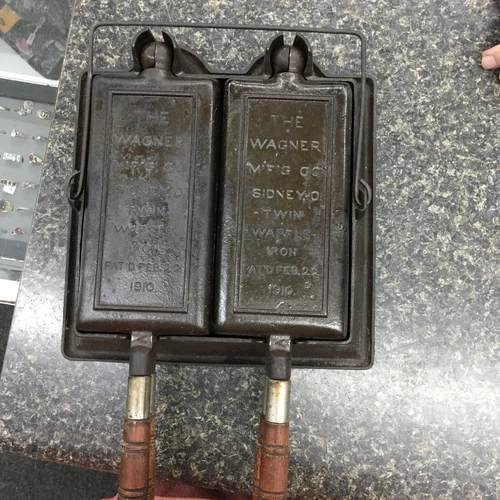 Vtg 1910 WAGNER Cast Iron Twin Double WAFFLE IRON Barn Find Excellent Condition!
