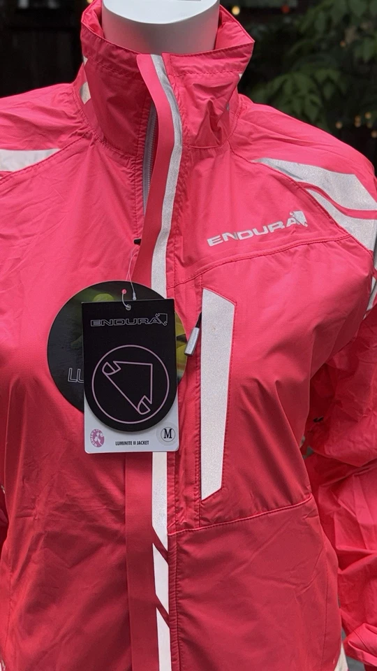 Chaqueta de ciclismo de cercanías impermeable de alta visibilidad Endura Luminite para mujer. Rosa pequeño. Foto 2 de 4