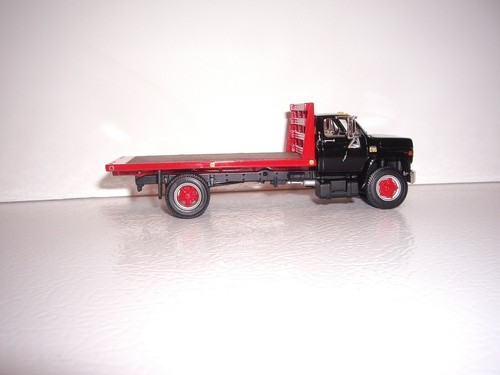 DCP FIRST GEAR 1/64 BLACK CAB WITH BULKHEAD CHEVY C65 SINGLE AXLE FLATBED TRUCK - Picture 5 of 5
