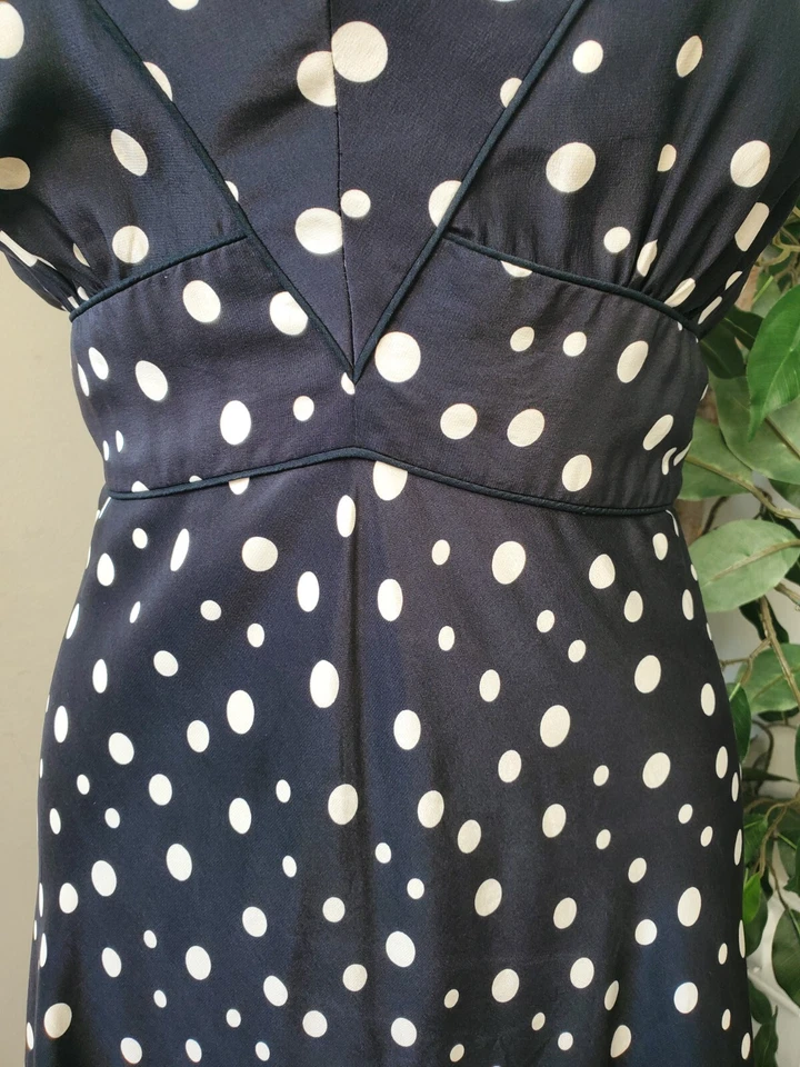 Vestido feminino INC preto e branco 100% seda gola V sem mangas comprimento do joelho tamanho 8 - Imagem 3 de 4