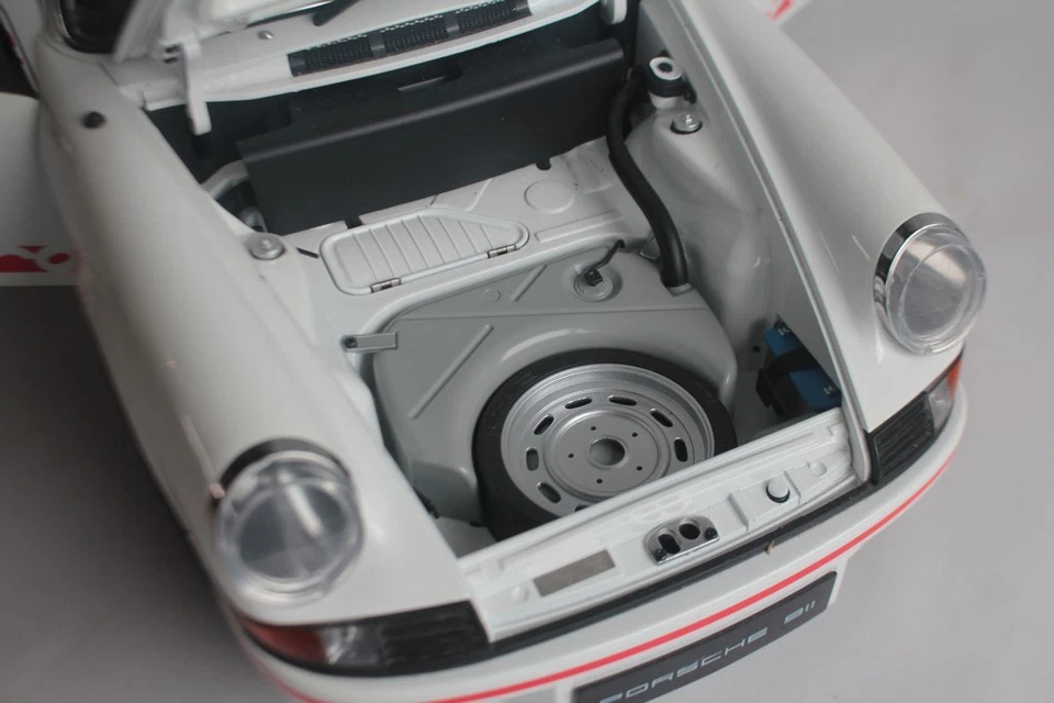 Modello PORSCHE 911 Carrera RS 2.7 scala 1/8 (72295) - Immagine 4 di 4