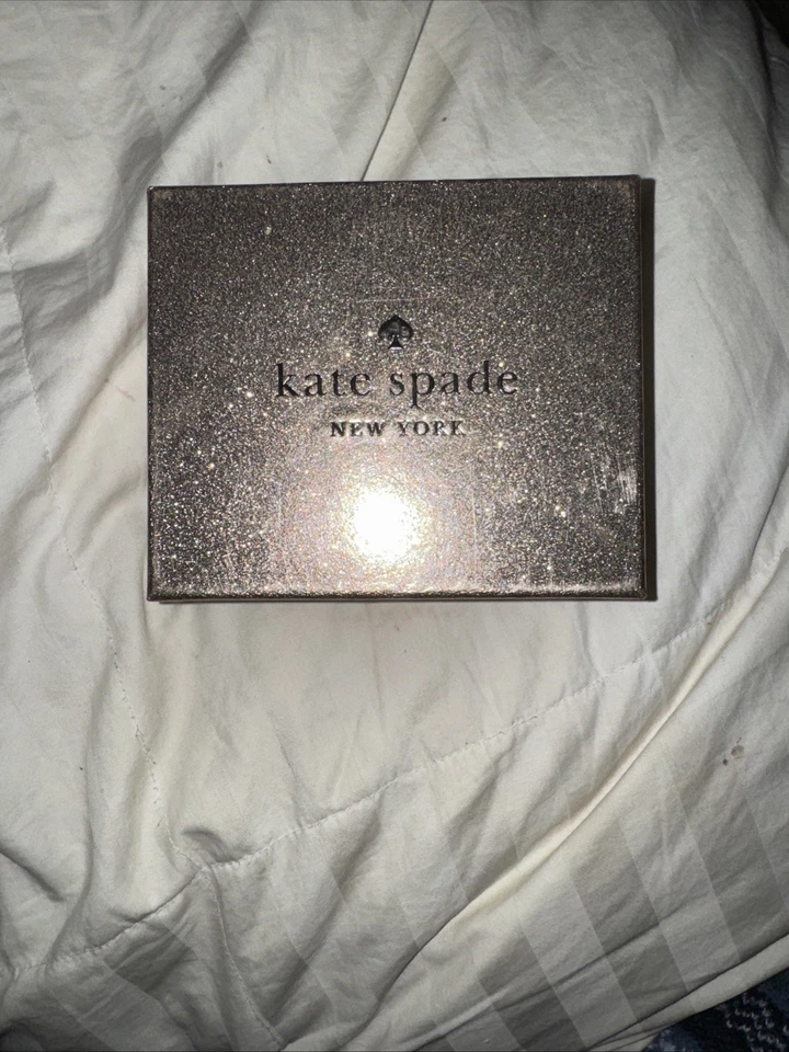 Cartera con tarjetero Kate Spade Glimmer negra pequeña delgada en caja KE448 NUEVA CON ETIQUETAS PRECIO DE VENTA SUGERIDO POR EL FABRICANTE $99 F Foto 2 de 4