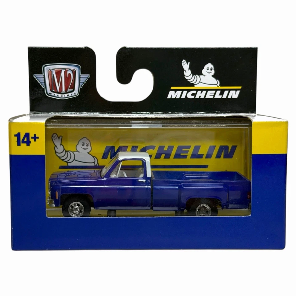 Camión Chevy base llantas personalizadas M2 de carrocería cuadrada 1:64 en caja 1/1 azul y blanco Foto 2 de 2