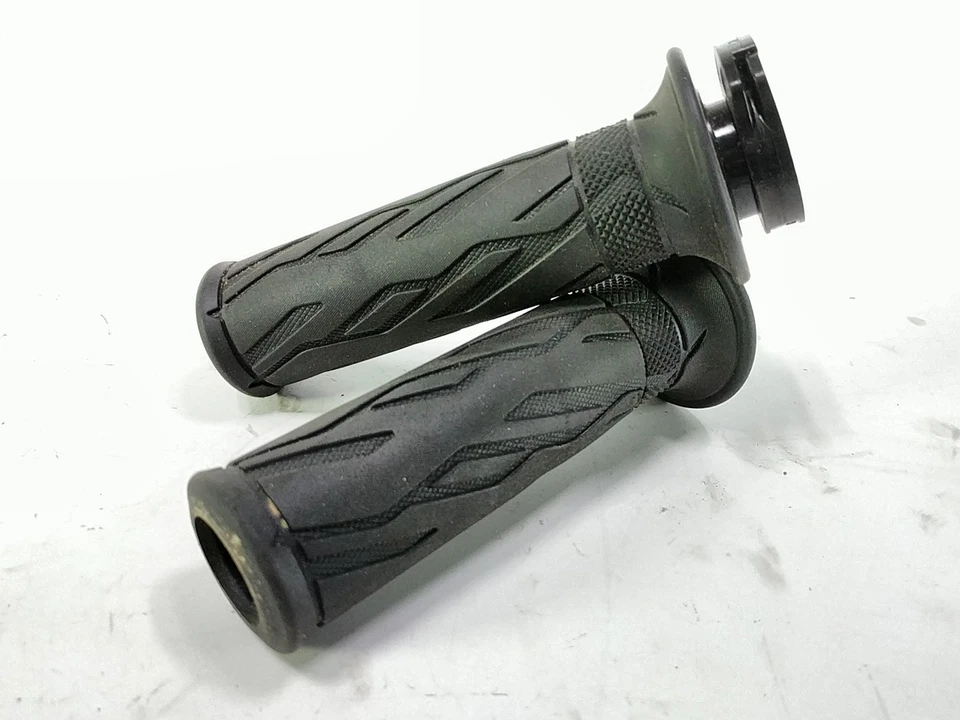 17 18 19 Suzuki GSXR 1000 Throttle Tube And Grips - Image 3 of 4