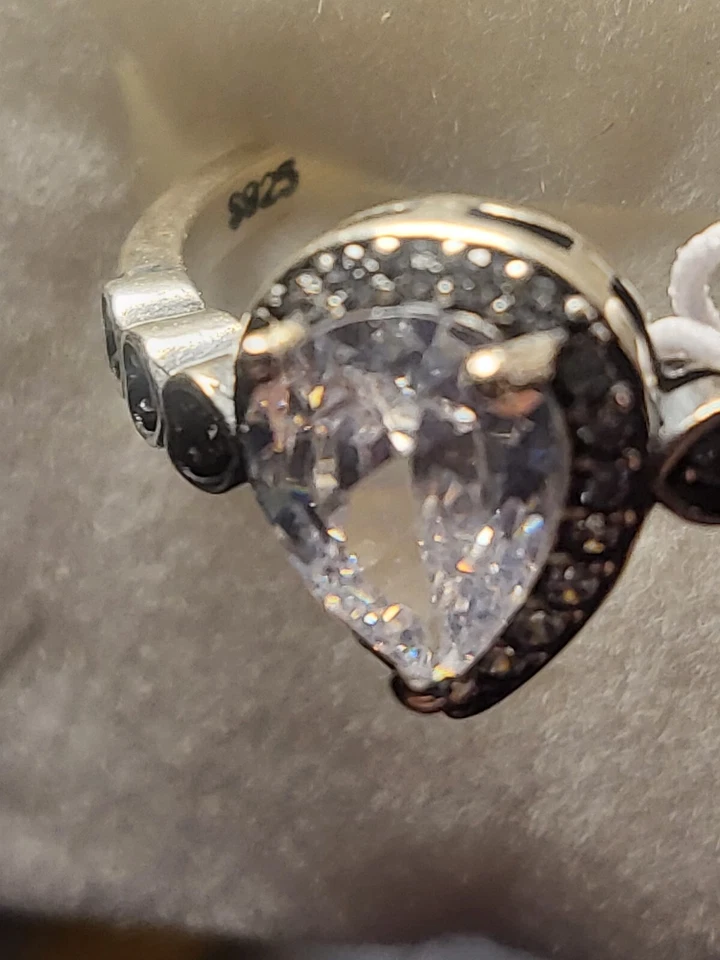 Anello in argento 925 con zirconi E grande Zircone Centrale Mis.16 16,5 Peso3,3 - Immagine 3 di 4
