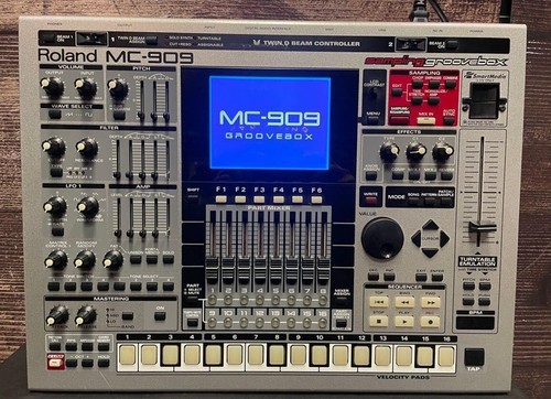 Roland MC-909 Music Sampler Sampling Groovebox Drum machine synthesizer