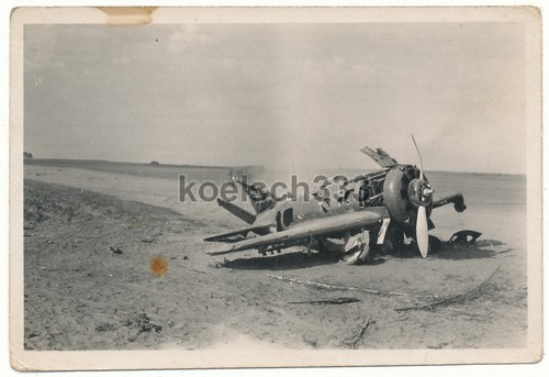Foto russisches I-16 Rata Flugzeug Wrack Wehrmacht LKW´s Ostfront Russland ...#B