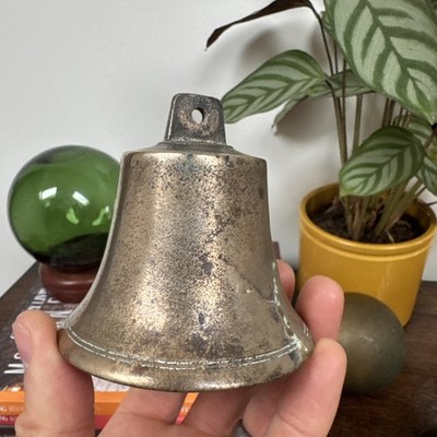 Kleine Vintage Tischglocke Metall kleines Design mit schöner Patina Abendessen laut 