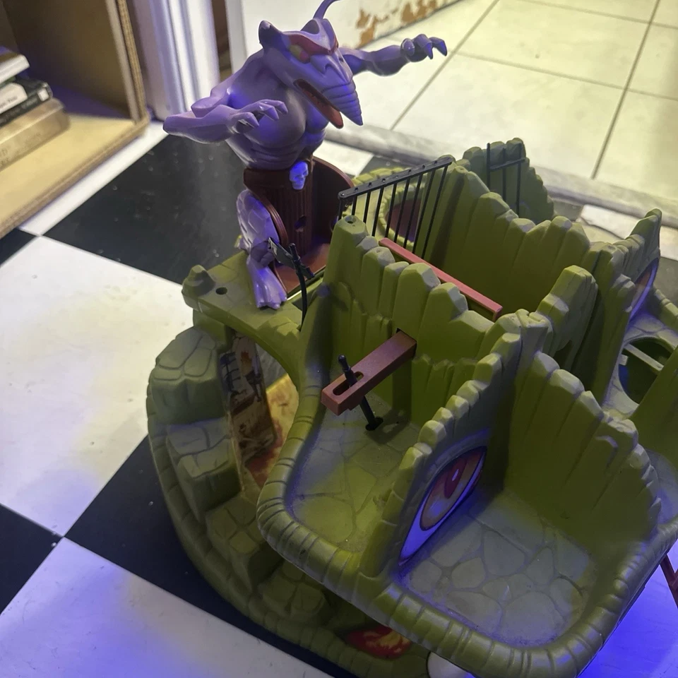 FORTRESS OF FANGS Dungeons & Dragons D&D Playset INCOMPLETE 1983 - Image 3 of 4