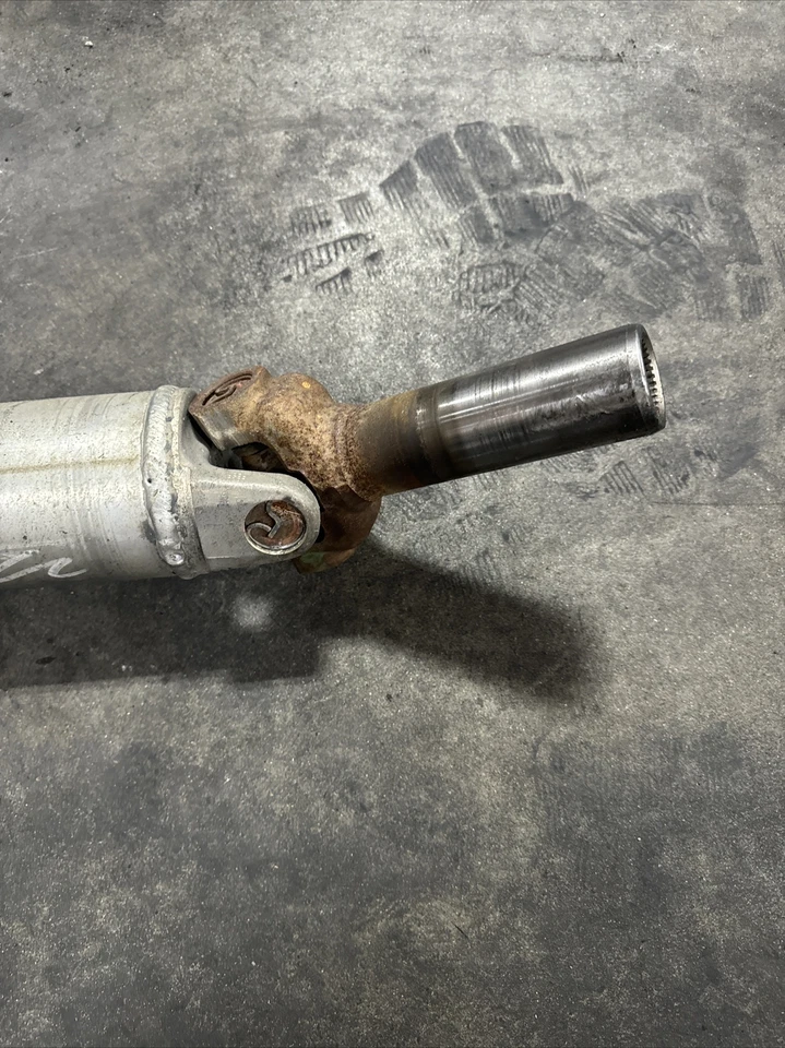 GMC Yukon Denali XL 2016 eje de transmisión trasero OEM 23251156 Foto 2 de 4