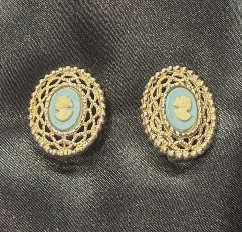 vintage sarah coventry cameo clip on earrings gold pastel blue set 1x1.25" - Picture 2 of 7