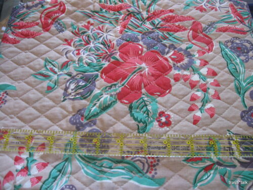 Vtg 80s PreQuilted cotton fabric reversible tan Hibiscus flower tan BTHY half yd - 第 1/2 張圖片