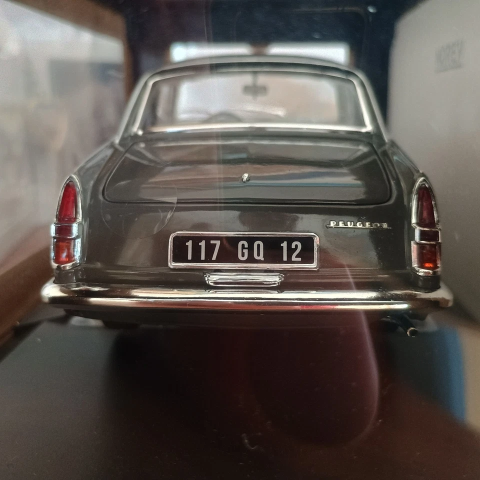 PEUGEOT 404 coupé gris graphite de 1967 NOREV 1/18 ref 184834 - Photo 4/4