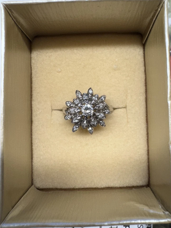 Racimo de diamantes naturales hecho a medida 1 CT TW F-G color VS2 con valoración Foto 2 de 4