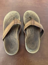 OLUKAI HIAPO TAN / BROWN LEATHER SANDALS / FLIP FLOPS MENS SIZE 10 *4028