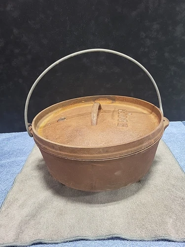 Vintage Lodge 10" Cast Iron Dutch Oven Camping Pot 3 Legs With Handle and Lid