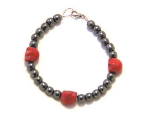 Clasp bracelet, dark red howlite turquoise skulls & hematite beads on wire - Picture 5 of 7