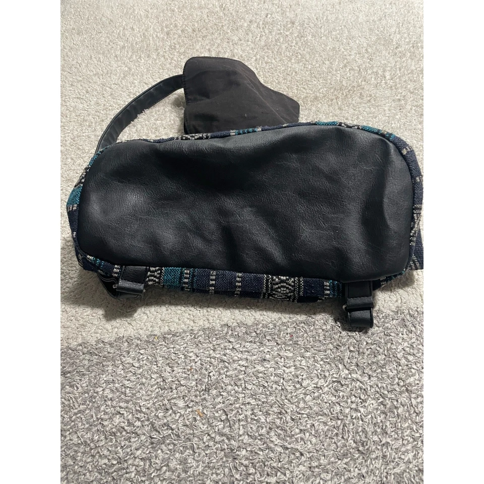Mochila Forever 21 para mujer talla OS imitación cuero tejido estilo azteca azul boho Foto 3 de 4