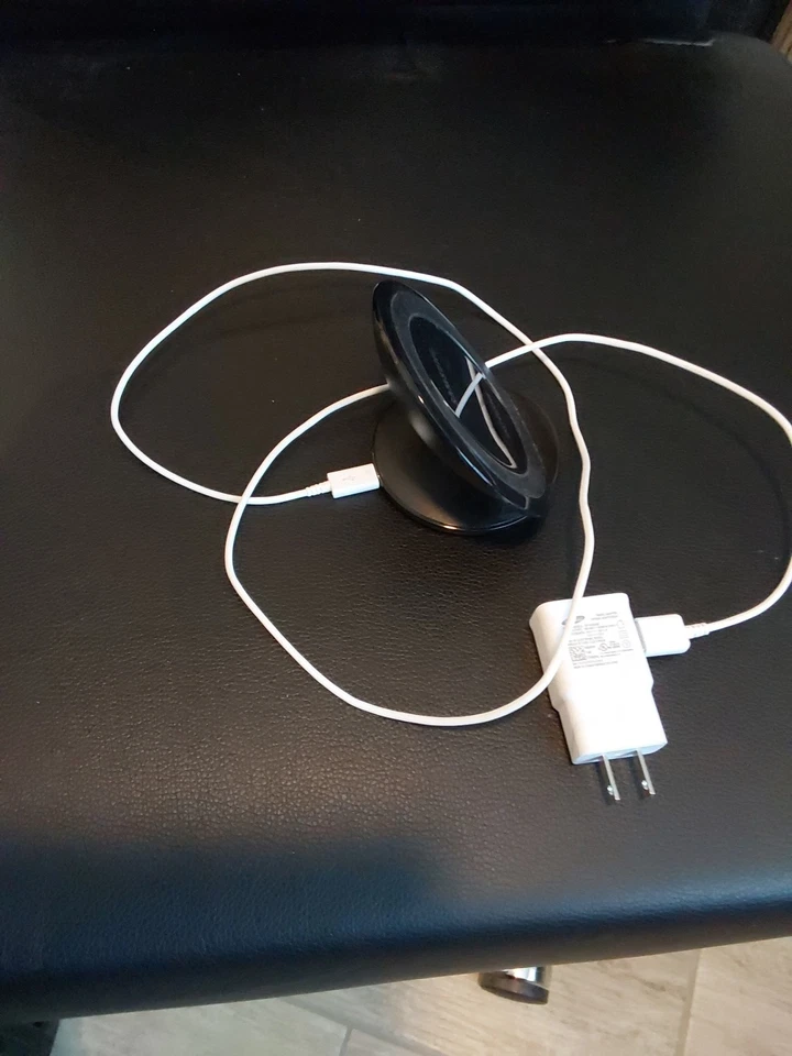 Cargador Samsung Fast Charge Qi Wireless Charging Pad EP-NG930 con cable y enchufe Foto 2 de 4