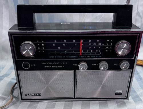 Universal 14 Trans, 4 Band AM/FM/Marine/Short Wave Radio From Japan. Works/Video - Picture 2 of 14