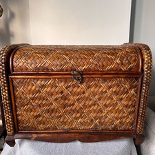 Ancien grand coffre en rotin osier fait main pied bois, fermoir laiton 21x15x13"