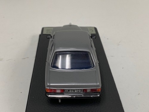 1/43 Minichamps Mercedes E Class Sedan W123 1971 in Silver on Leather base A1045 - Picture 4 of 9