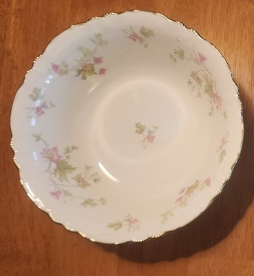 Homer Laughlin Maple Leaf 8.5  inch Serving Bowl Excellent Condition 