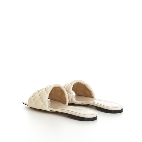 Sandalias planas acolchadas de cuero acolchado BOTTEGA VENETA 990$ - Sal marina - Imagen 7 de 12