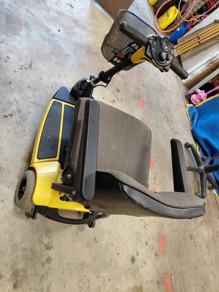 Scooter Pride Mobility Sonic de 3 Ruedas Amarillo dos Baterías Nuevas $435 OBO Foto 4 de 4