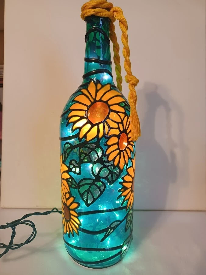 Lámpara de botella de vino inspirada en girasoles pintada a mano aspecto de vitral iluminado Foto 4 de 4