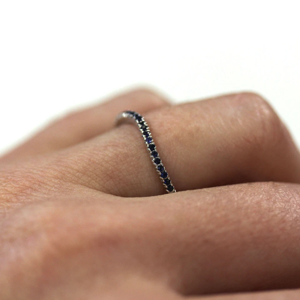 Alianza de boda curvada de oro blanco de 14 k con zafiro azul natural de 0,12 quilates 1,5 mm Foto 4 de 4