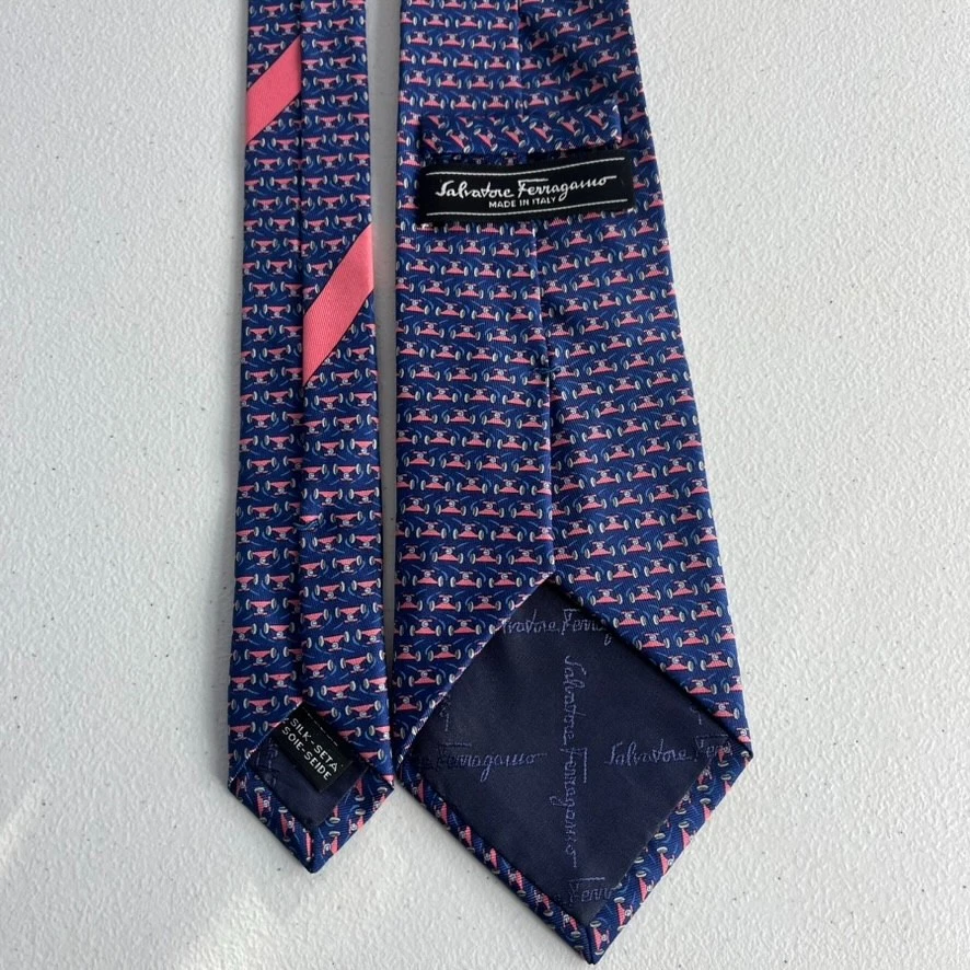 Corbata de seda Salvatore Ferragamo para hombre azul/rosa estampado geométrico hecha en Italia Foto 3 de 4