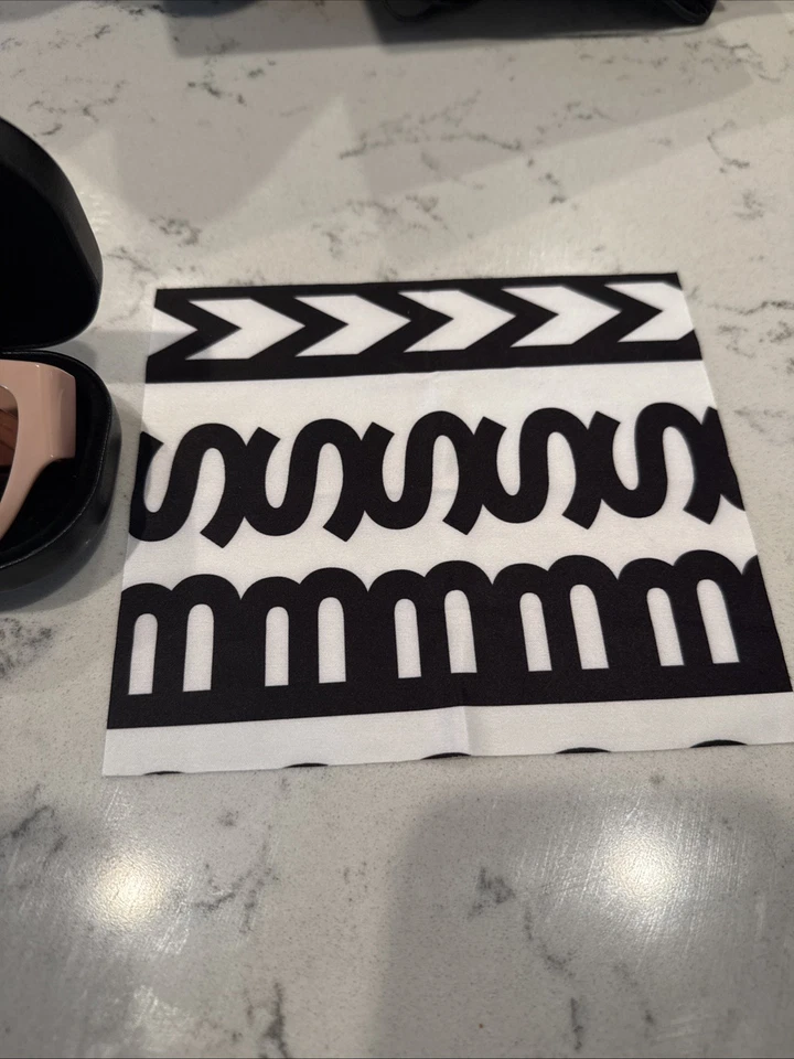 Gafas de sol Marc Jacobs con estuche y toallita de limpieza Foto 3 de 4