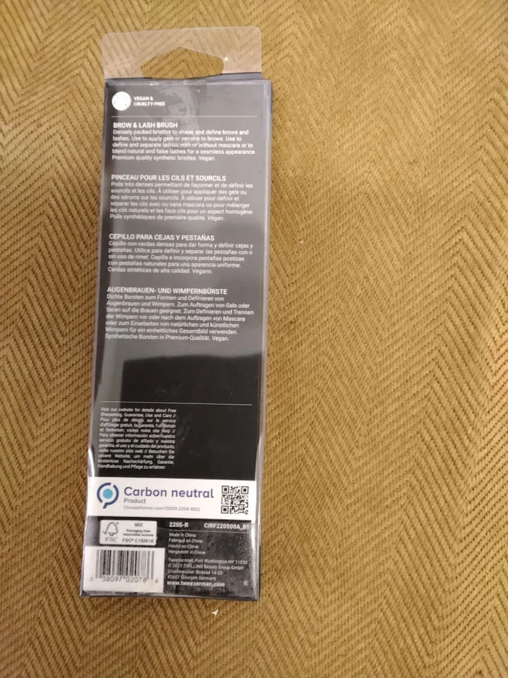 Cepillo y carrete para cejas en ángulo Tweezerman para cejas y pestañas EE. UU. Foto 2 de 2