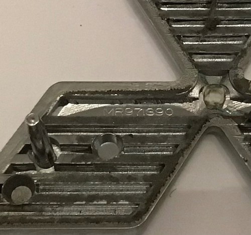 Insignia emblema de tres puntos cromada Mitsubishi Eclipse 2002-2005 OEM #MR971390 - Imagen 3 de 3