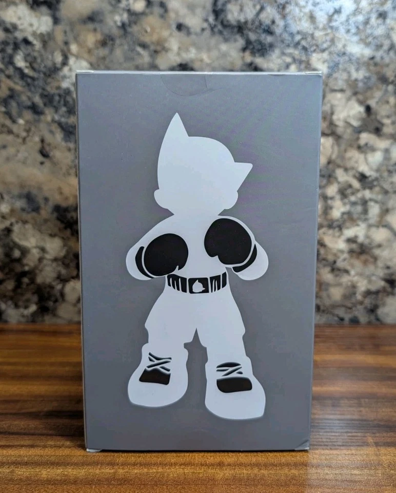 Nuevo juguete artístico de vinilo ToyQube Astro Boy Boxer 6" - variante mono escala de grises Foto 3 de 4