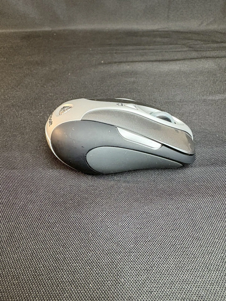 Microsoft 1065 Wireless Notebook Presenter Mouse 8000 with USB And Case - Image 4 of 4