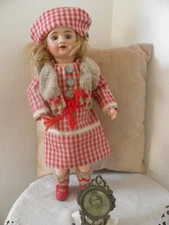 BEL ENSEMBLE 4 PIECES AVEC ROBE, CACHE COEUR,  CALOT, CHAUSSETTES POUR  BLEUETTE