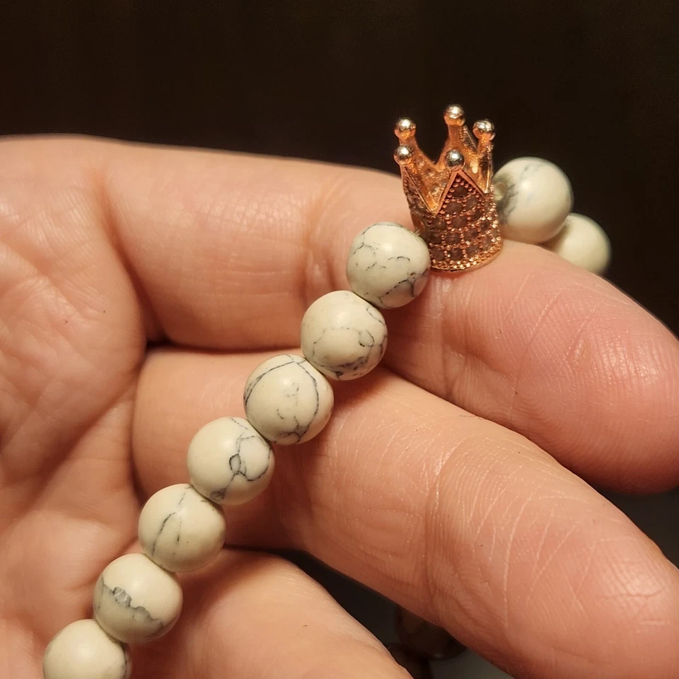 Women / Men Gold Crown Natural Stone White Howlite Beads Charm Bracelet - Imagem 4 de 4