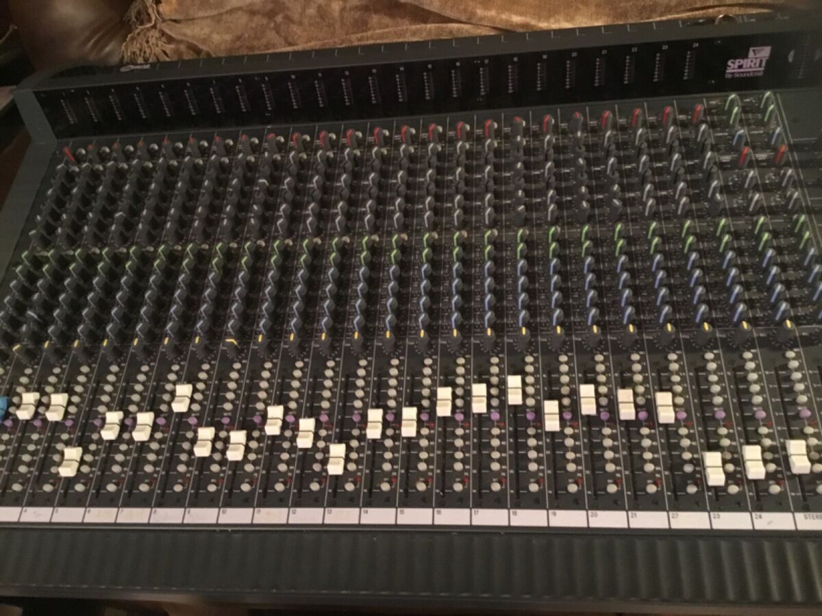 soundcraft spirit 8 40 channel pro mixing console with meter soundcraft spirit 8 40 channel pro mixing console with meter