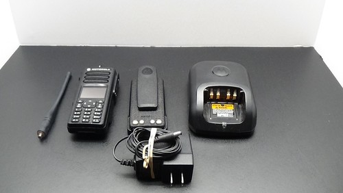 Motorola MOTOTRBO XPR7550e 403-512 MHz UHF Radio AAH56RDN9WA1AN W/Accessories