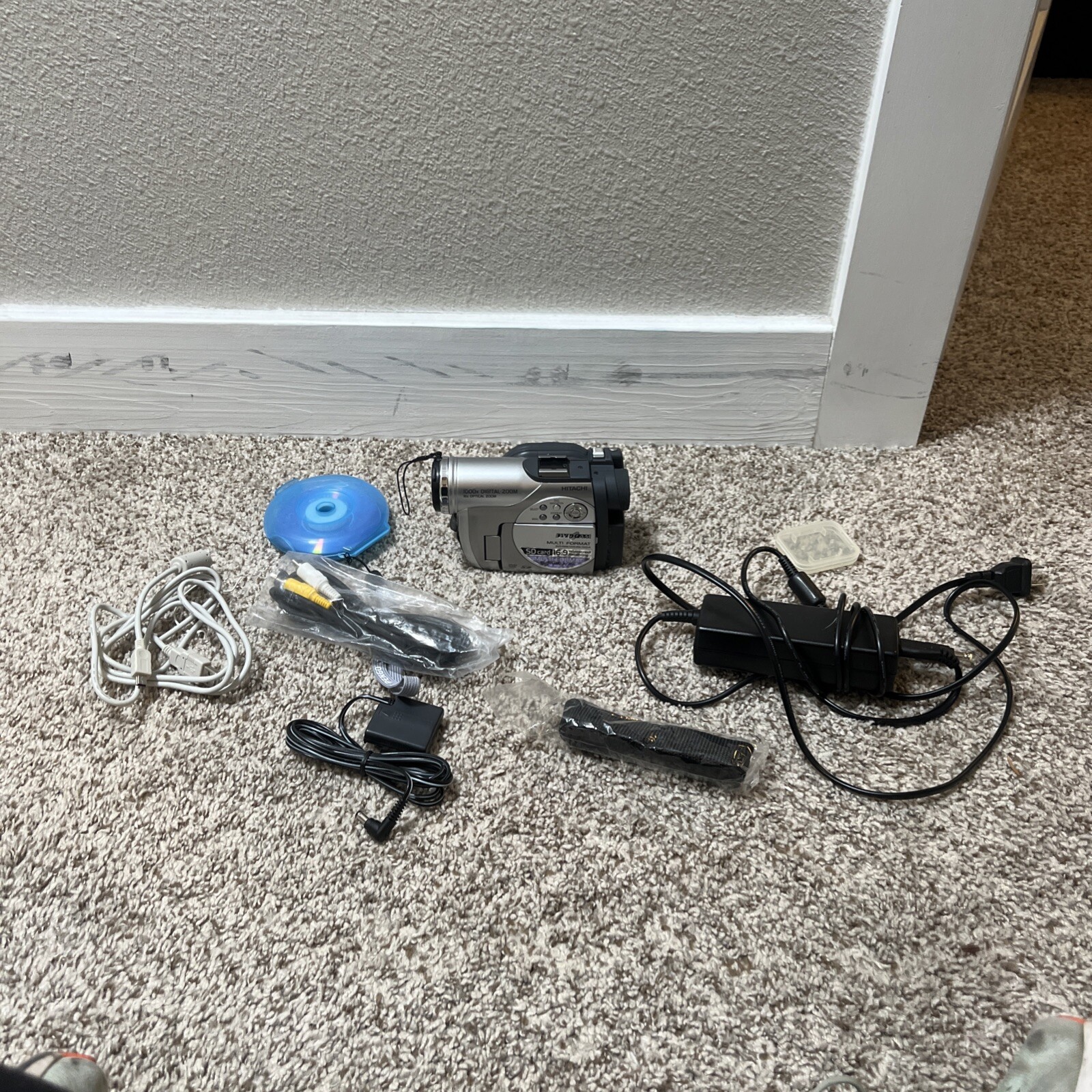 Hitachi Camcorder Multi Format 1000 Optical Zoom SD Card DVD Ram Lot Untested-image