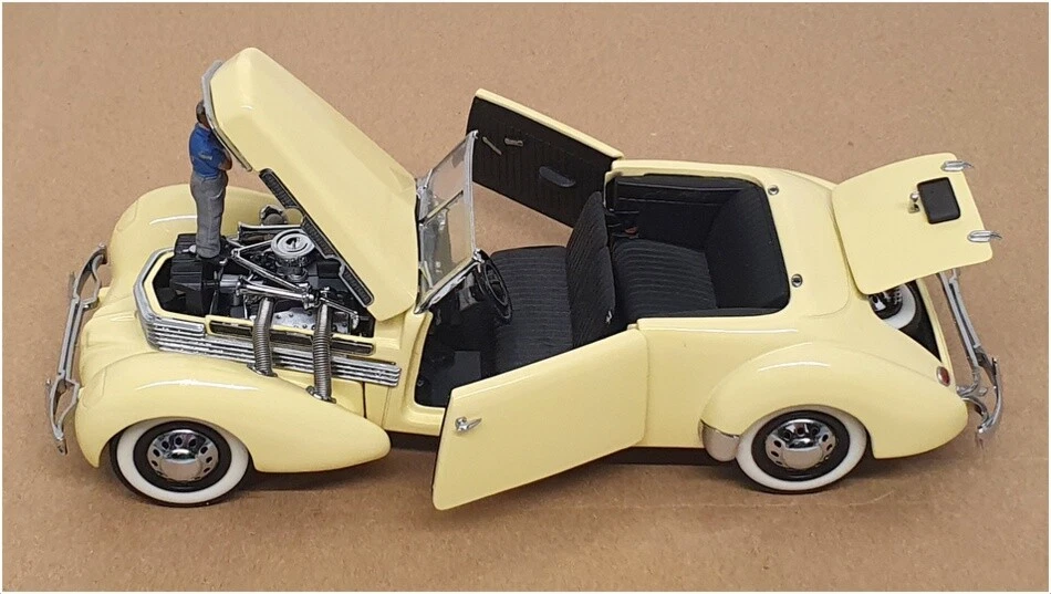 Franklin Mint 1/24 Scale Diecast B11PN92 - 1937 Cord 812 Phaeton Coupe - Cream - Image 4 of 4