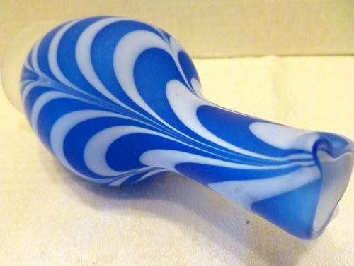 Antico VETRO ARTISTICO NAILSEA piuma tirata CRUET satinato BLU VORTICE Inghilterra UK - Foto 7 di 12