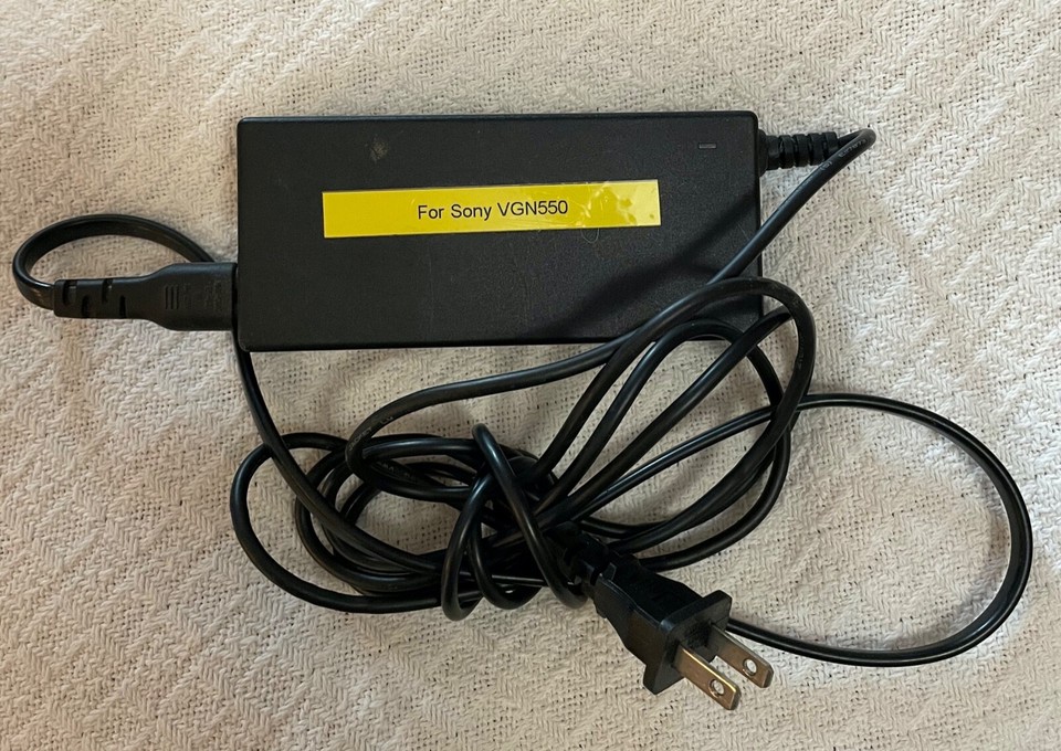 Portable Sony PCG-8T1M Pour Pièces – Avec Chargeur 19,5V VGP-AC19V10 – écran Intact – Batterie HS
