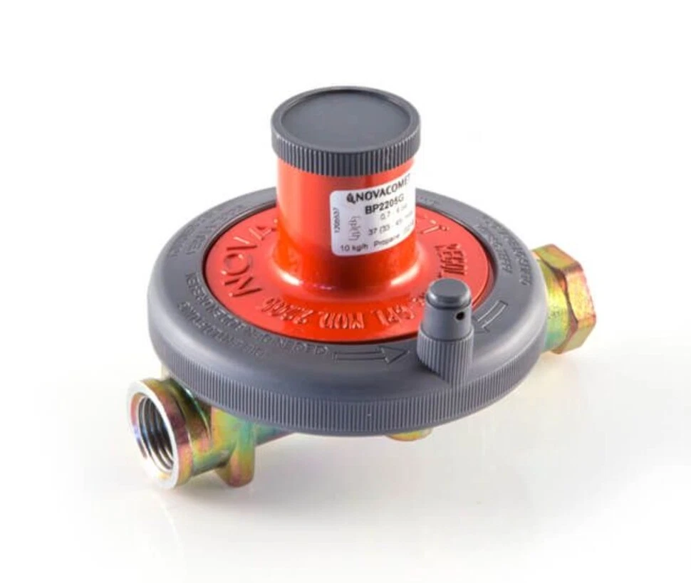 Gas outlet pressure regulator