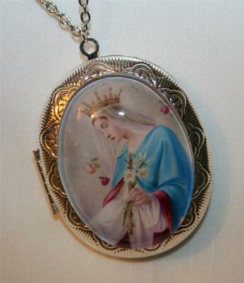 Lovely Our Lady Mary Queen of Heaven Silvertn Cameo Locket Medal Necklace