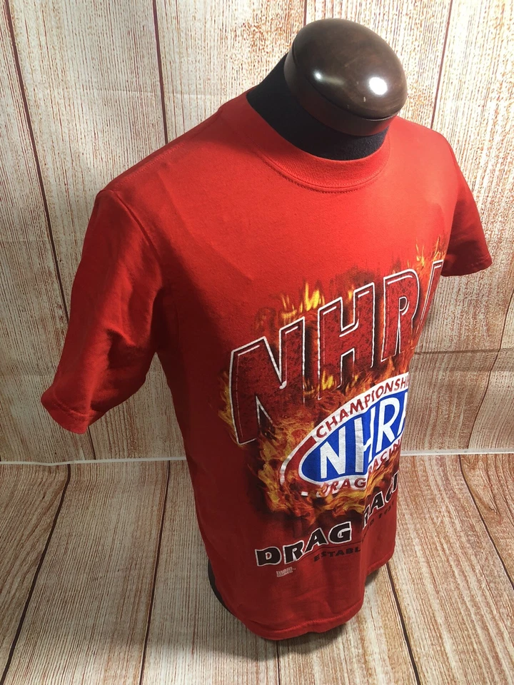 Unisex NHRA DRAG RACING ASHLEY FORCE FIRMADO Rojo Algodón Pequeño Usado en Excelente Condición Foto 2 de 4