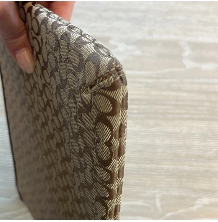 NEW SIGNATURE COACH TABLET IPAD CASE SLEEVE WITH LOGO - Image 3 of 4